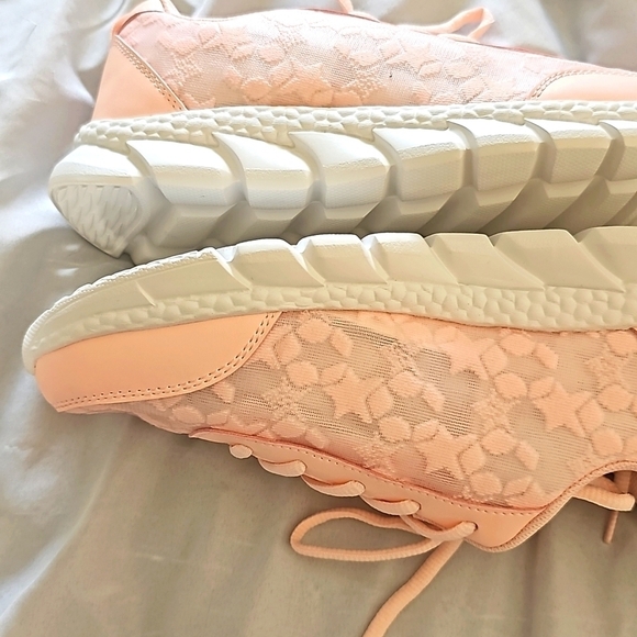 NEW Peach Walking Shoes w decorative mesh size 9 - Picture 10 of 10
